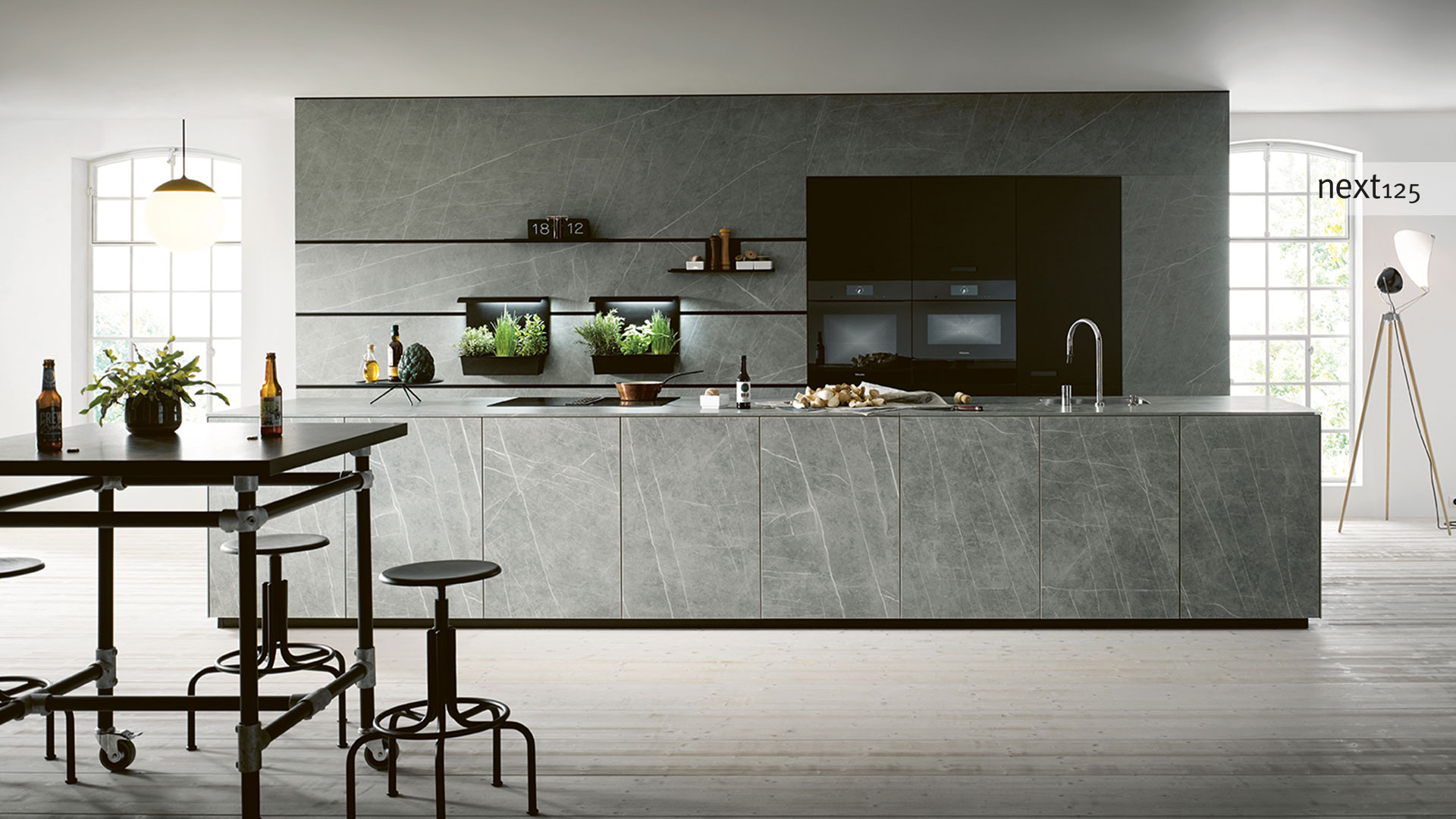 next125 Küche in Wien bei Miele Center Pellet | Ceramic Marmor grigio Nachbildung / Glas matt onyxschwarz